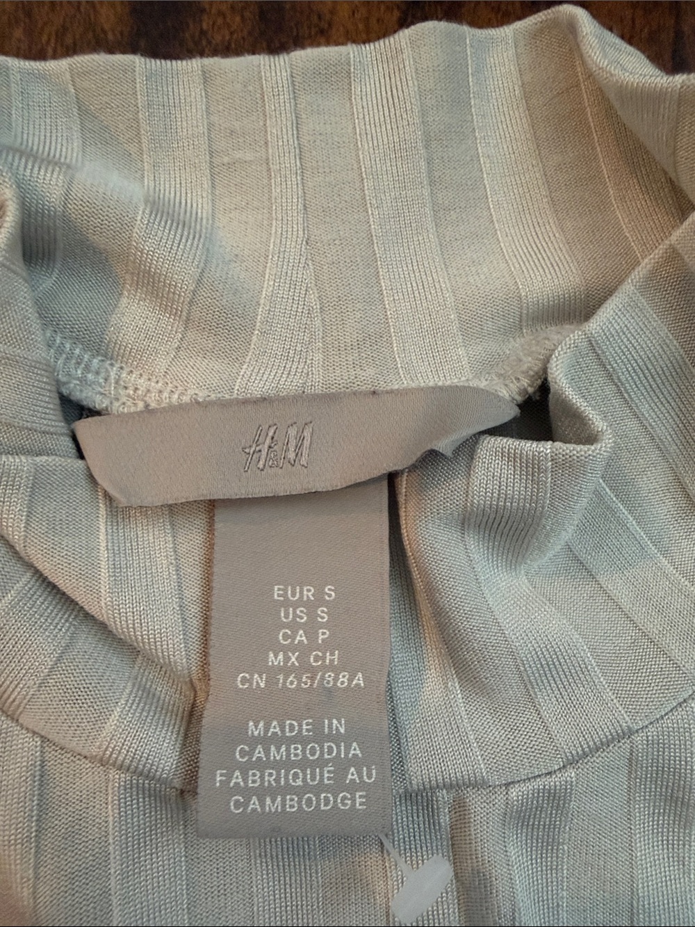 H&M Cream Short-Sleeve Turtleneck Tee with Subtle Vertical Stripe Size Small - Picture 2 of 3